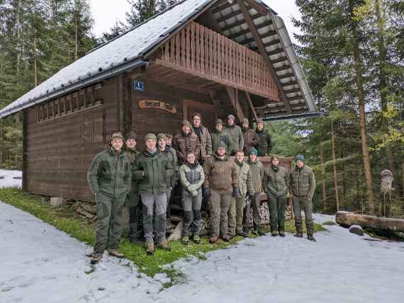 Die Gruppe der Jäger bei der Jagdhütte