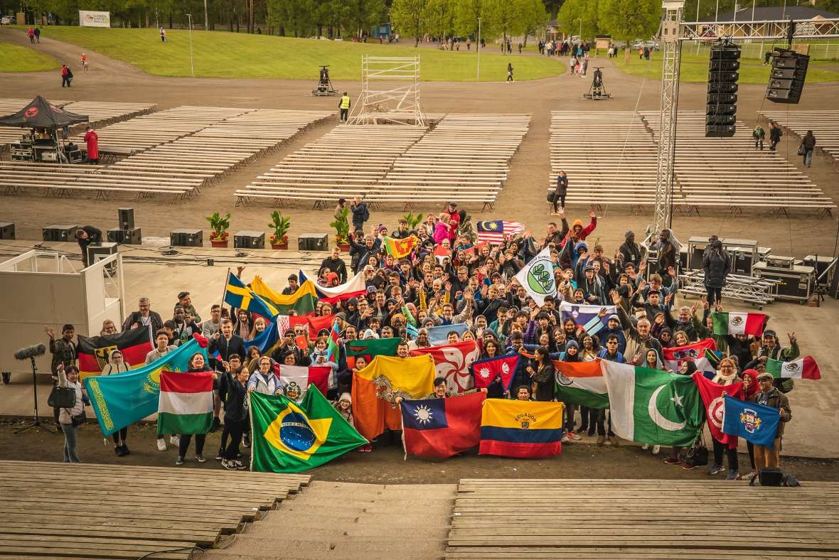 Ein Gruppenbild mit Flaggen aller teilnehmenden Nationen