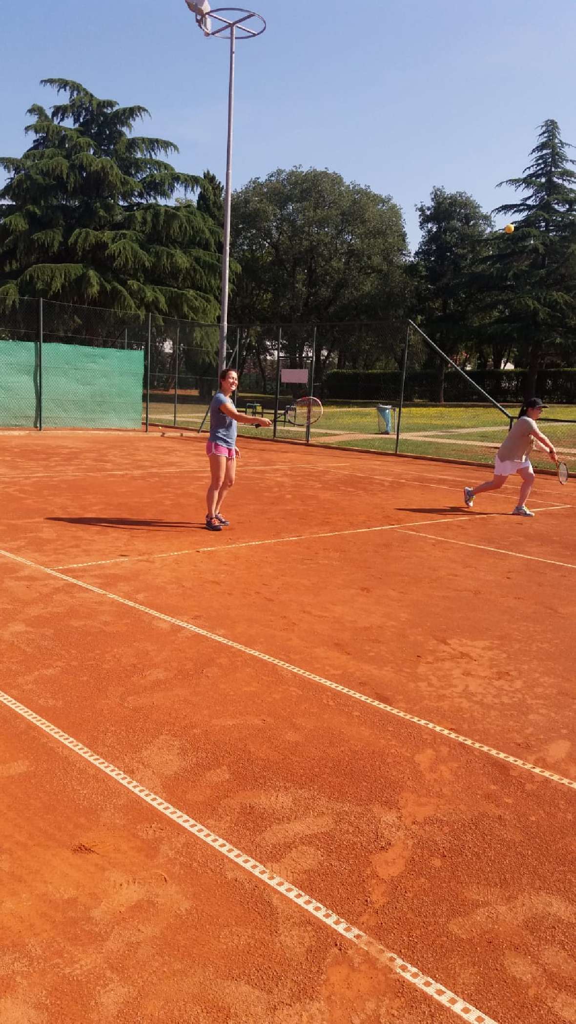 Diese Mädchen spielen Tennis