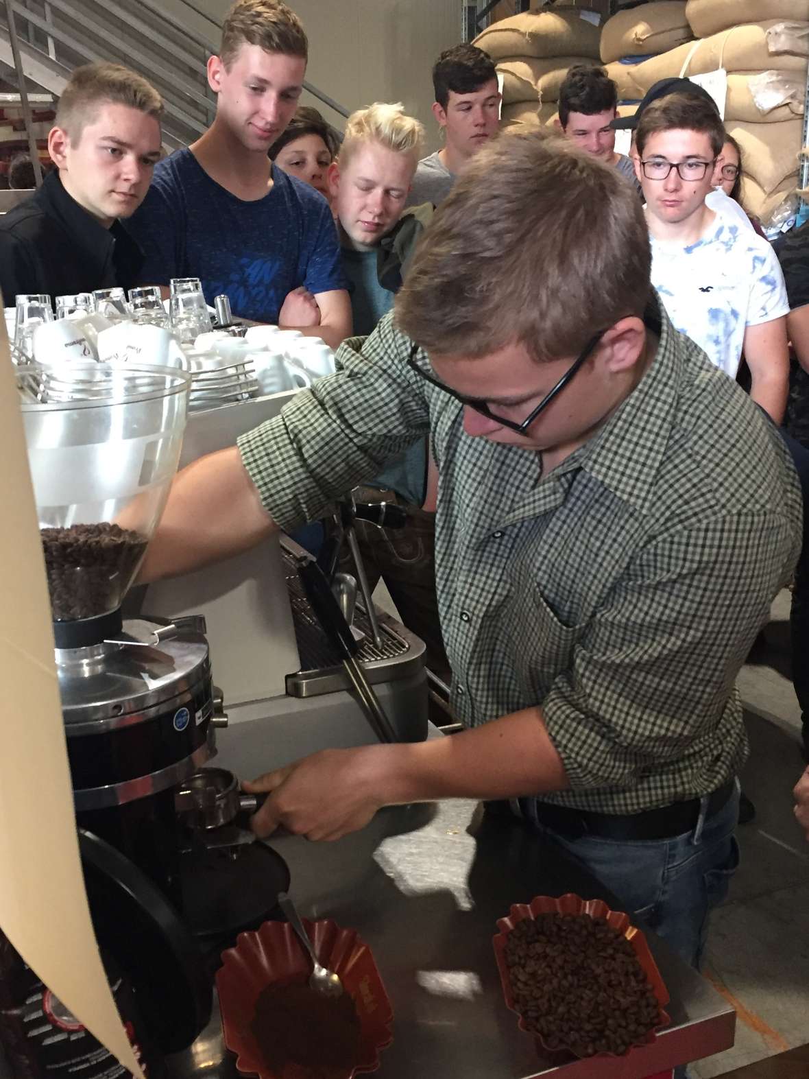 Ein Schüler versucht sich an der Kaffeezubereitung