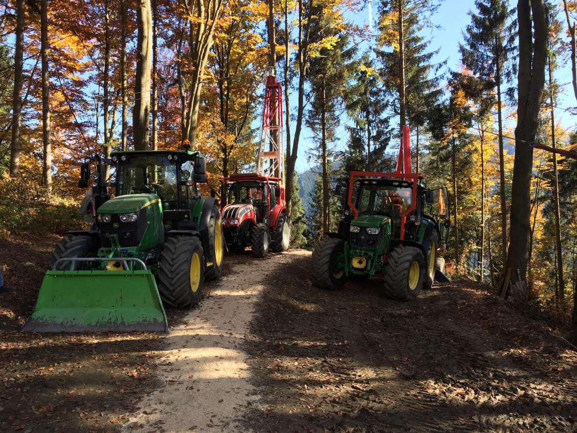 Traktoren und schwere Maschinen im Wald