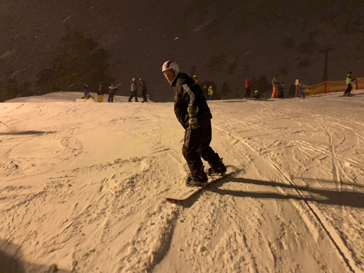 Eine Nachtabfahrt mit dem Snowboard