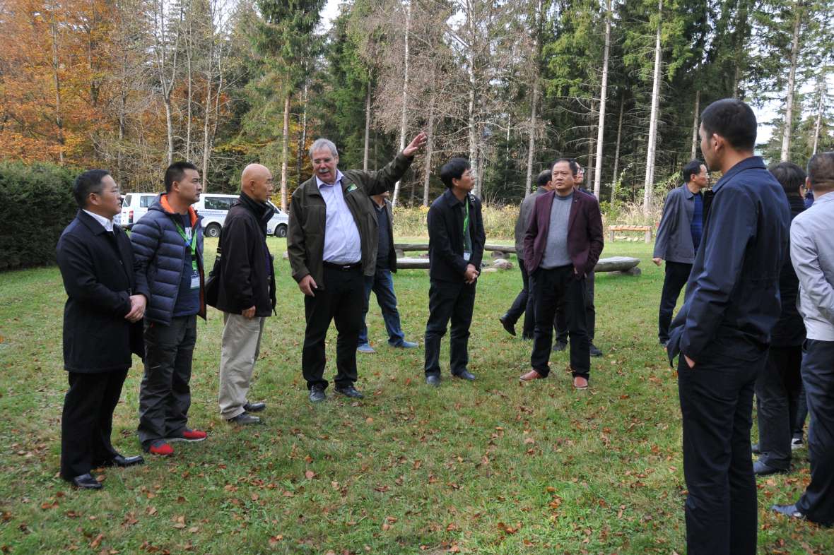 Der Direktor zeigt den Besuchern die Waldschule