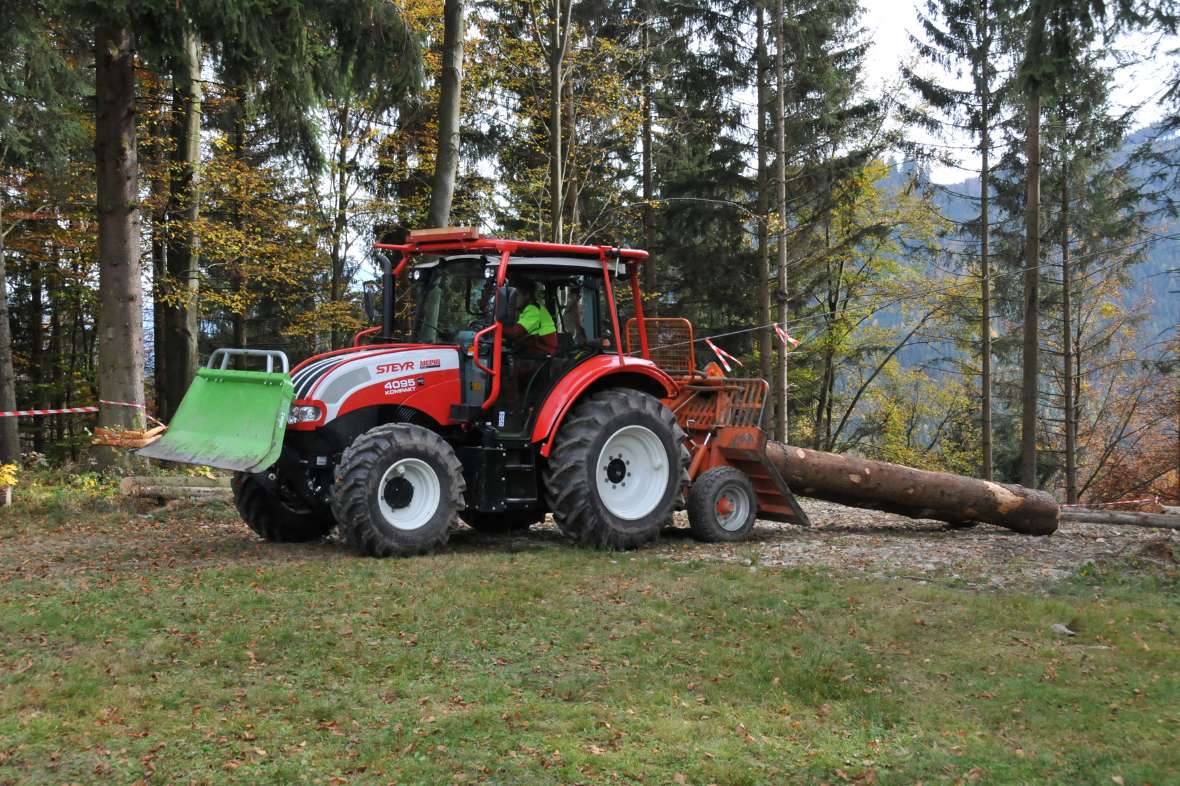 Traktor bei der Holzrückung