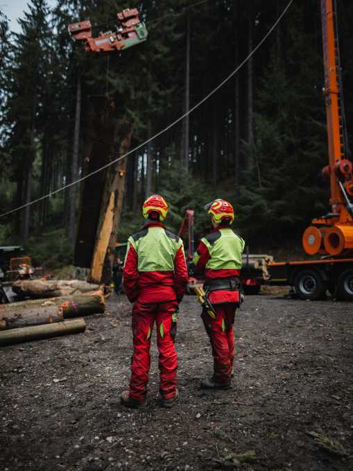 Zwei Schüler in Montur beim Seilkraning