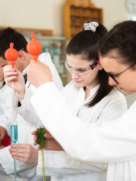 Zwei Schülerinnen im Labor bei Flüssigkeitsexperiment