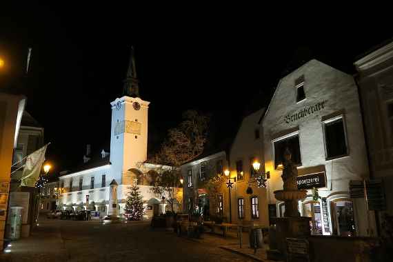 Das Zentrum von Gumpoldskirchen mit Kirche im Hintergrund
