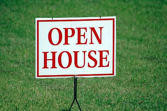 Ein weißes Schild mit roter Schrift, Text Open House