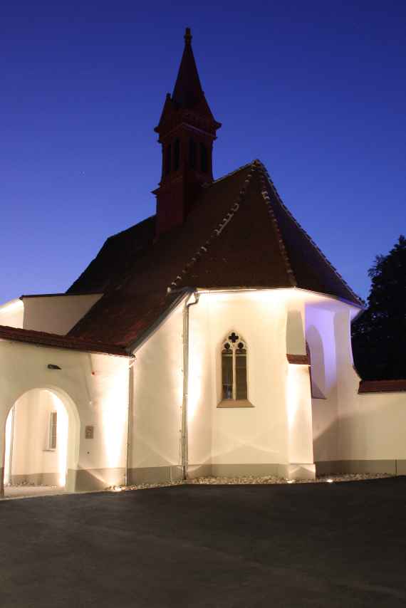 Die Martinskapelle nachts beleuchtet