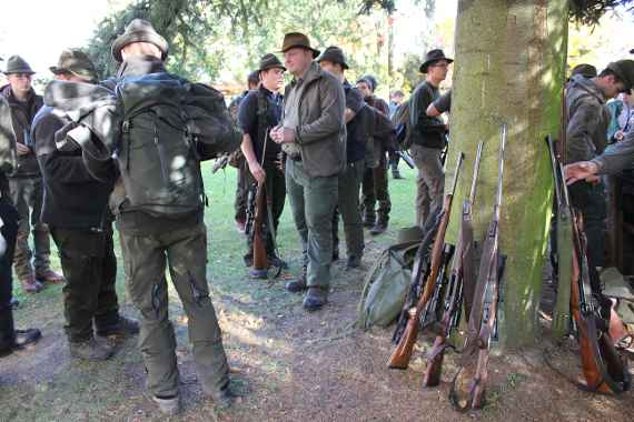 Die Teilnehmer an der Schuljagd im Herbst 2017 mit ihren Waffen