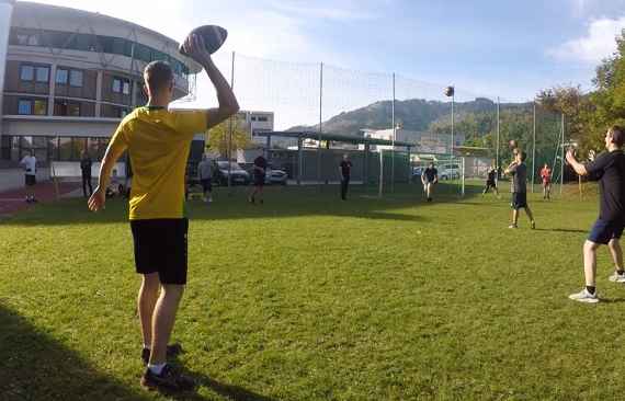 Schüler auf dem Sportplatz beim American Football