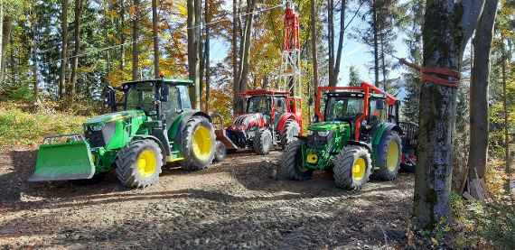 Traktoren für die Forstausbildung
