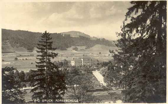 Schwarz weiß Bild der Schule mit Blick auf Bruck