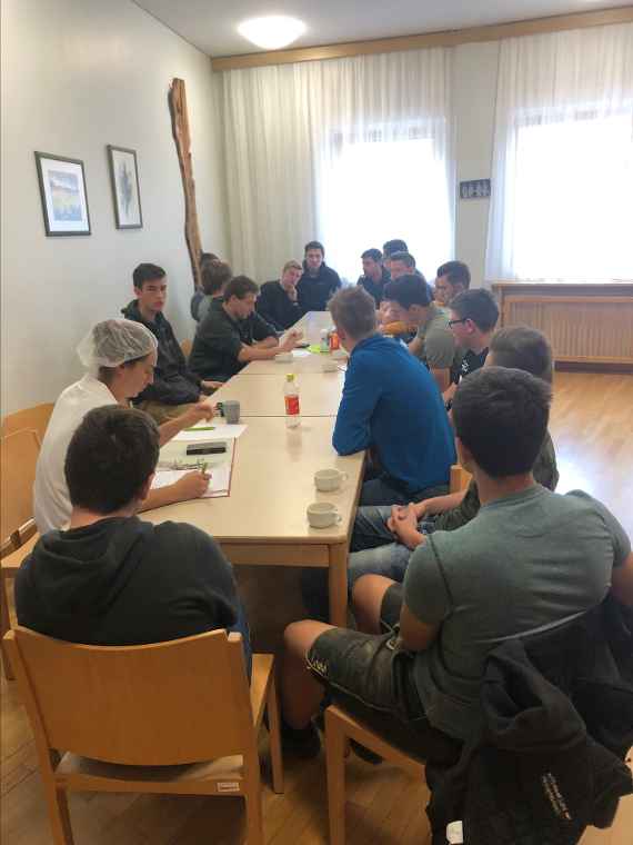 Schüler mit der Küchenchefin erarbeiten gemeinsam den Menüplan