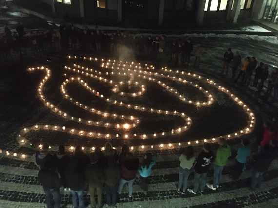 Die Lichter im Labyrinth des Schulhofes