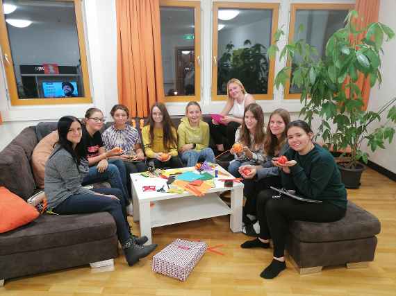 Schülerinnen beim Basteln von herbstlicher Dekoration