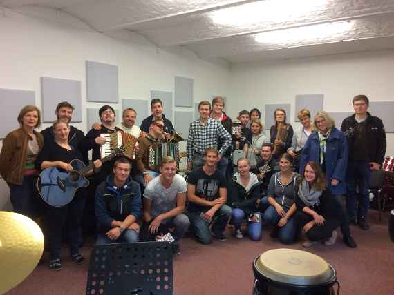 Schülerinnen und Schüler des 3AL mit der Musikgruppe Mundwerk