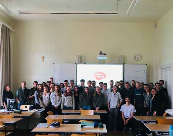 Schülerinnen und Schüler der 2A vor dem Panaboard