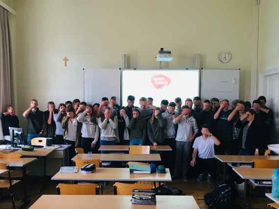 Schülerinnen und Schüler der 2A halten die Hände vor ihr Gesicht