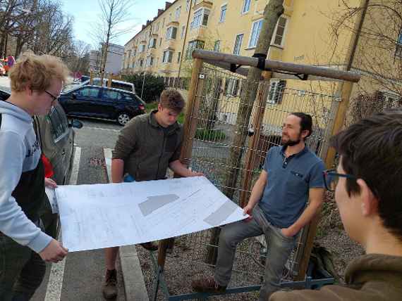 Plan des Projekts wird auf Straße begutachtet