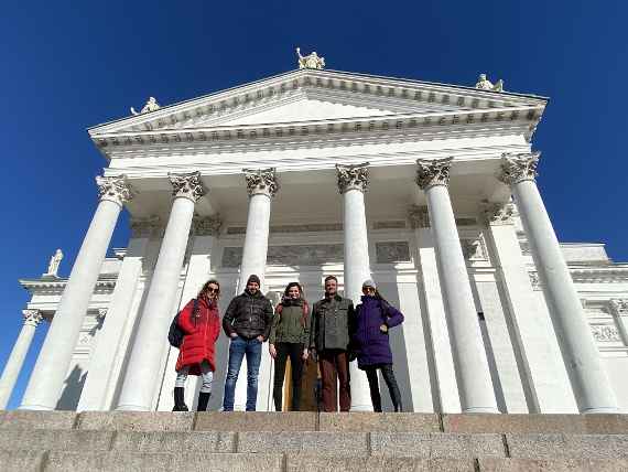 Vor der großen Kirche in Helsinki