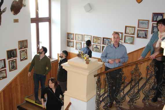 Treppenaufgang der Schule mit Boödern an der Wand