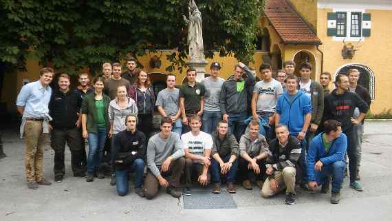 Der dritte Aufbaulehrgang als Gruppenfoto