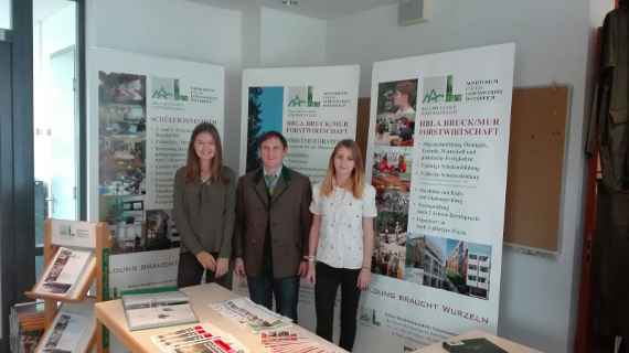 Kollege Maurer mit zwei Schülerinnen in Ossiach am Schulstand