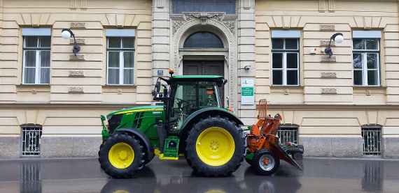 Neuer Miettraktor für die Holzrückung