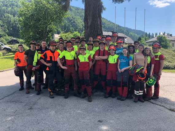 Gruppenbild er Schülerinnen und Schüler der 3B in Ossiach unter einem Baum