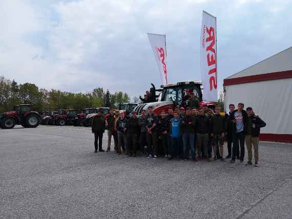 Schülerinnen und Schüler bei den Steyr-Werken