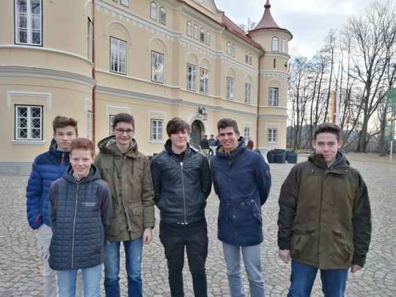 Schüler vor dem Schloss in dem die Veranstaltung stattfindet