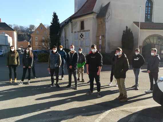 Klasse 2A im Babyelefentenabstand vor der Minoritenkirche