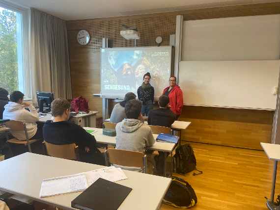 Die Referentinnen in der Klasse vor dem Panaboard