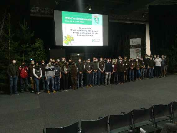 Gruppenfoto von fast allen teilnehmenden Klassen 