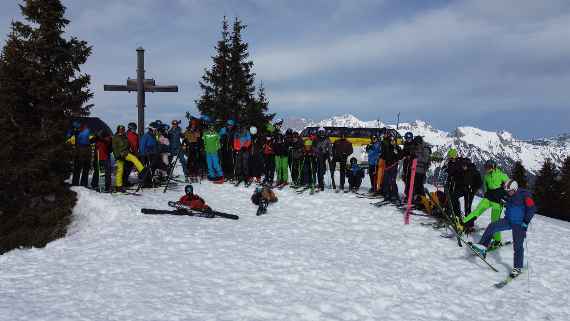 Großes Gruppenbild im Schnee auf dem Gipfel