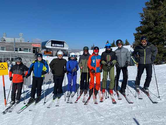 Ein Gruppenbild des Aufbaulehrgangs Skifahrer in Montur auf Piste