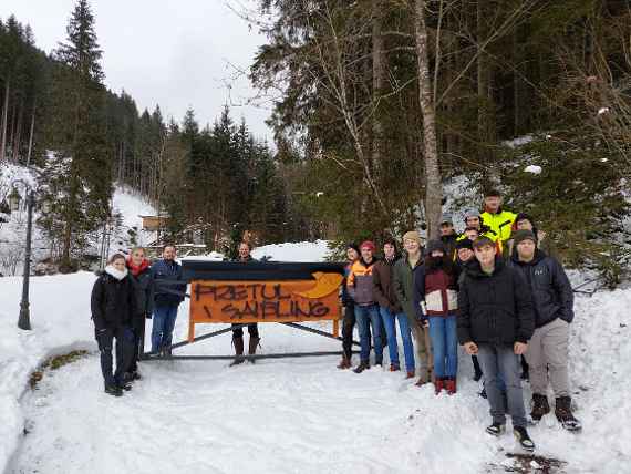 Schülerinnen und Schüler im Freien vor dem Schild Pretul-Saibling