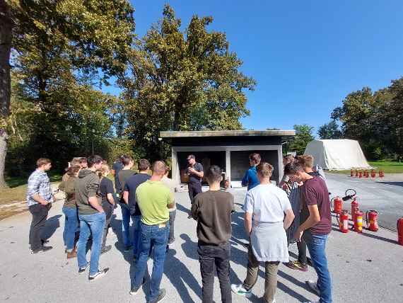 Gruppe bei der Brandschutzlehrveranstaltung