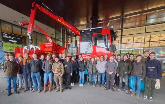 Schülerinnen und Schüler vor dem Grazer Congress