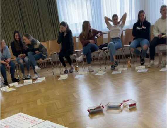 Mädchen der unteren Klassen bei der Sitzung zum Gewaltschutz