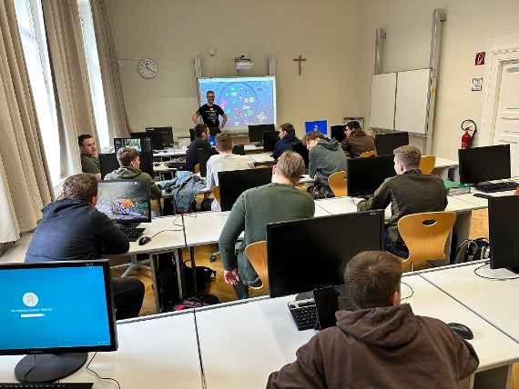 Schüler im PC-Raum mit Vortragendem