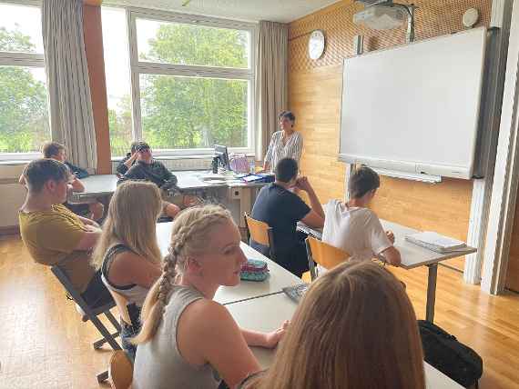 Klassenzimmer mit Schülerinnen und Schülern und Referentin