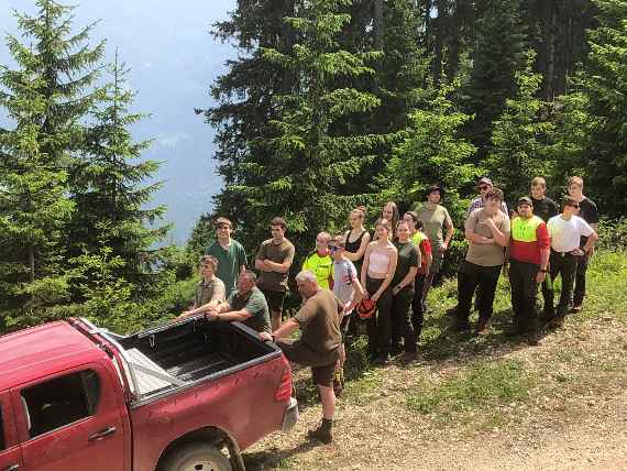Schülerinnen und Schüler beim Heli-Einsatz in sicherer Entfernung