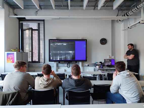 Auswertung von Labordaten auf Monitor