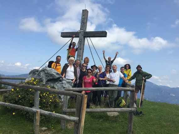Wandergruppe vor dem Gipfelkreuz des Hochanger