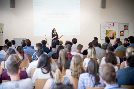 Nachhaltigkeitsministerin Elisabeth Köstinger besuchte den Europatag an der Hochschule für Agrar- und Umweltpädagogik. Im Zuge dieses Praxistags wurden den Schülerinnen und Schülern die Grundzüge und politischen Abläufe der Europäischen Union nähergebracht.