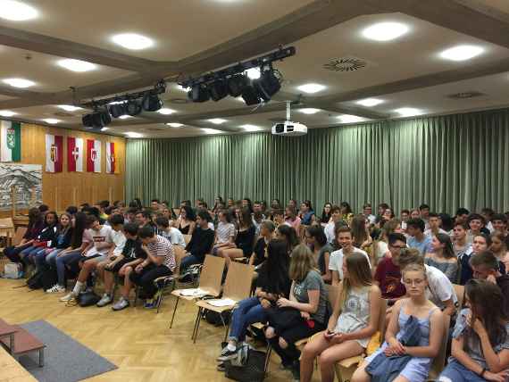 Der Festsaal mit Schülerinnen und Schülern