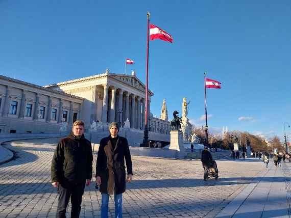 Zwei Schüler vor dem Parlamentsgebäude in Wien