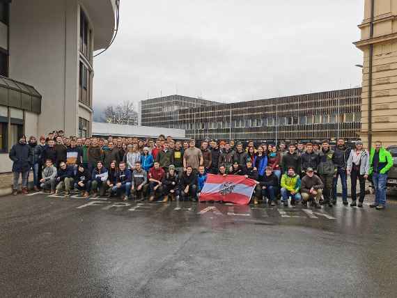 Alle Schülerinnen und Schüler die zum Nightrace fahren vor der Abfahrt